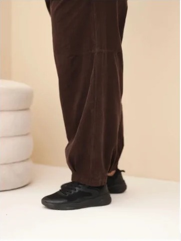 Dámske bavlnené nohavice Plus Size manžestr s gumou v páse a vreckami hnedé