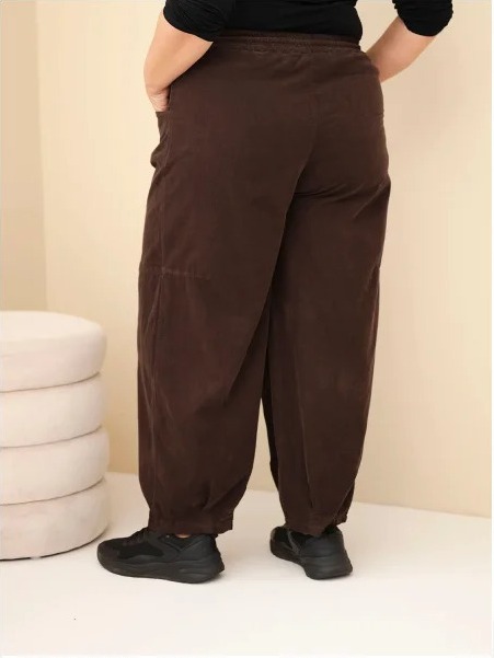 Dámske bavlnené nohavice Plus Size manžestr s gumou v páse a vreckami hnedé