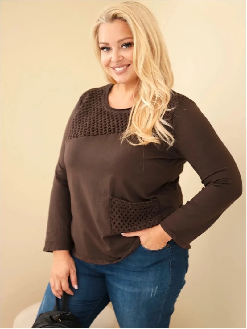 Dámska bavlnená mikina Plus Size s dierkovanou vsadkou a vreckom hnedá