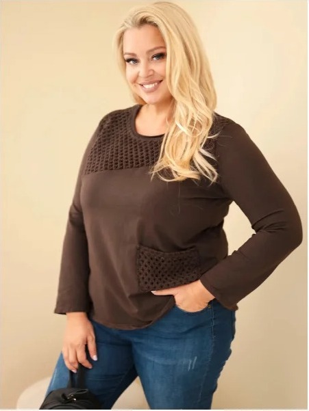 Dámska bavlnená mikina Plus Size s dierkovanou vsadkou a vreckom hnedá