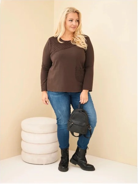 Dámska bavlnená mikina Plus Size s dierkovanou vsadkou a vreckom hnedá