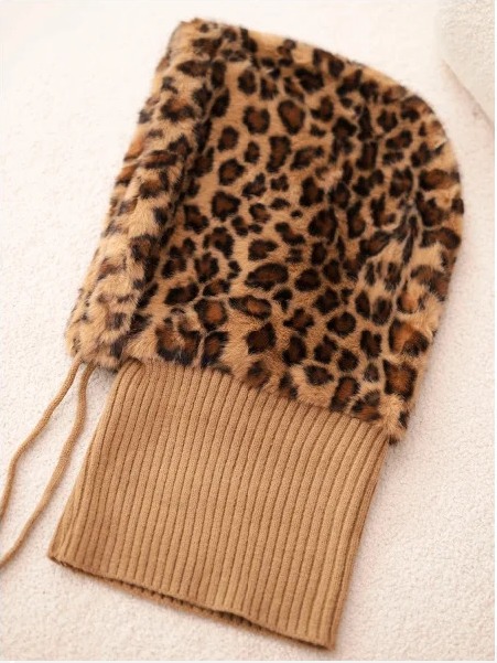 Dámska čiapka s kapucňou s kožušinou s leopardím vzorom so zaväzovaním camelová