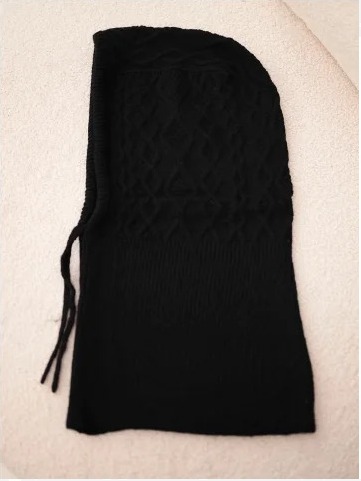 Dámska čiapka kapucňa viskózová s vrkočovým vzorom čierna