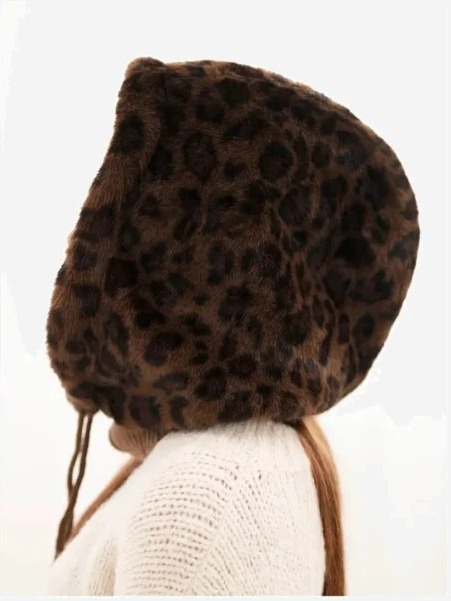 Dámska čiapka s kapucňou a kožušinou s leopardím vzorom so šnúrkami čokoládová