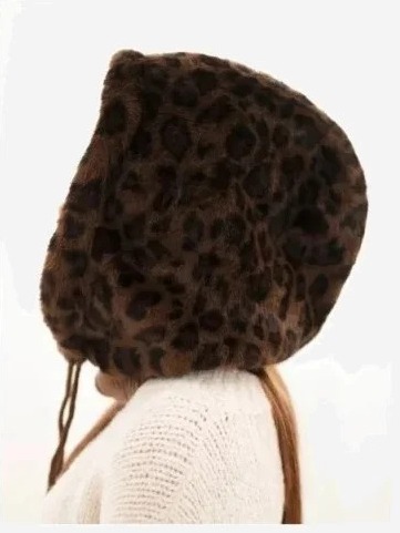 Dámska čiapka s kapucňou a kožušinou s leopardím vzorom so šnúrkami čokoládová