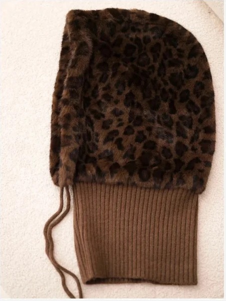 Dámska čiapka s kapucňou a kožušinou s leopardím vzorom so šnúrkami čokoládová