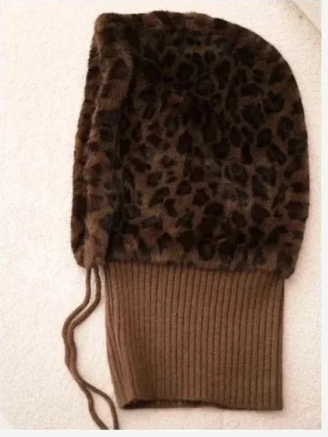 Dámska čiapka s kapucňou a kožušinou s leopardím vzorom so šnúrkami čokoládová