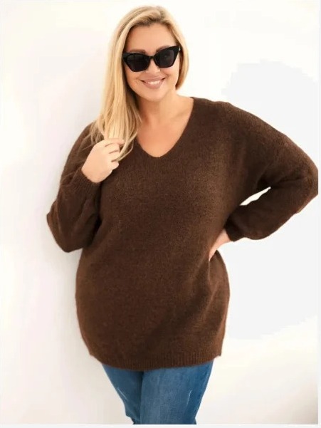 Dámsky sveter Plus Size s vlnou a výstrihom do V hnedý