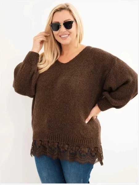 Dámsky sveter Plus Size s čipkovaným spodkom hnedý