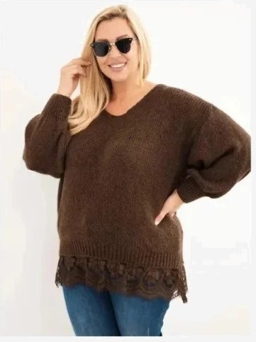 Dámsky sveter Plus Size s čipkovaným spodkom hnedý