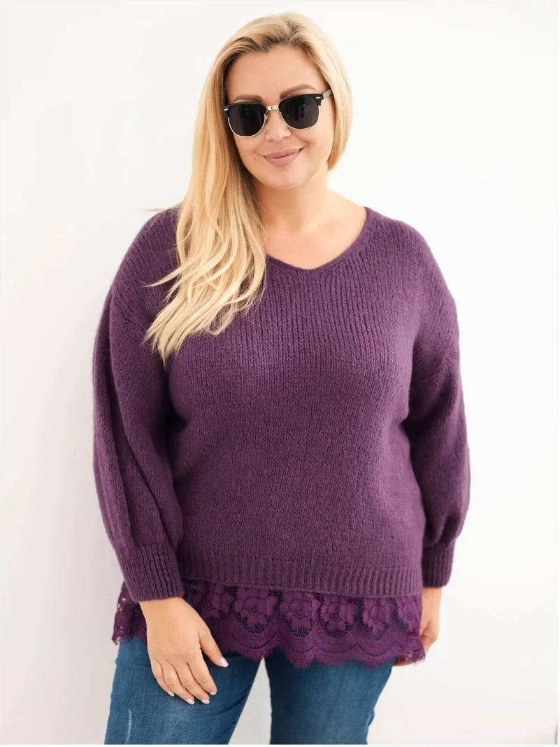 Dámsky sveter Plus Size s čipkovaným spodkom tmavofialový