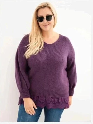 Dámsky sveter Plus Size s čipkovaným spodkom tmavofialový