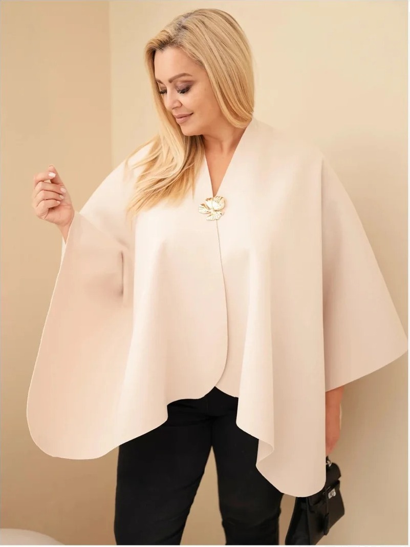Dámske pončo plus size s brošňou béžová