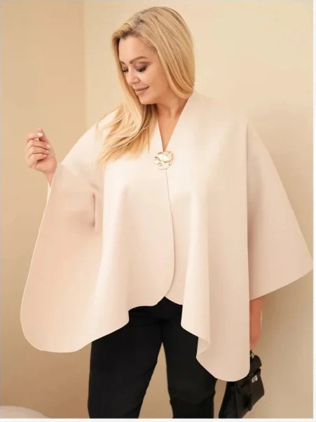 Dámske pončo plus size s brošňou béžová