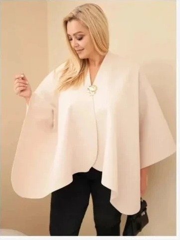 Dámske pončo plus size s brošňou béžová