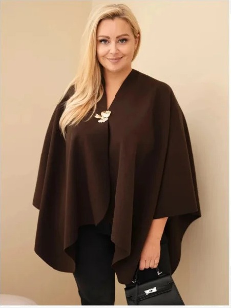 Dámske pončo Plus Size s brošňou hnedá