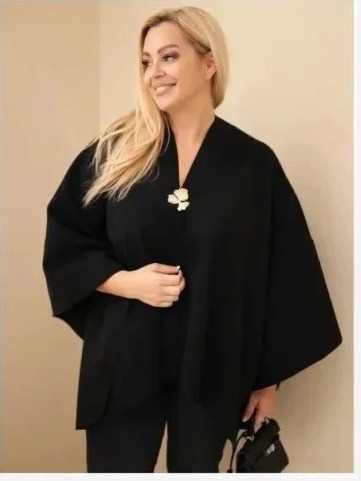Dámske pončo Plus Size s brošňou čierna