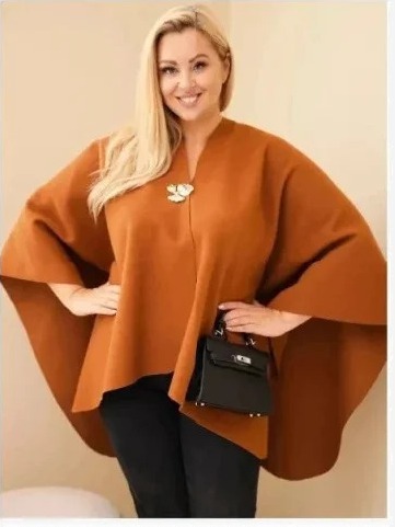 Dámske pončo veľkosť Plus s brošňou karamelová