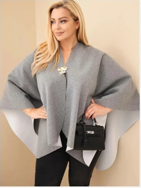 Dámske pončo Plus Size s brošňou šedá