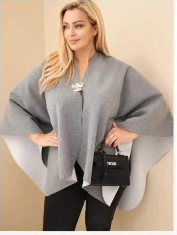 Dámske pončo Plus Size s brošňou šedá