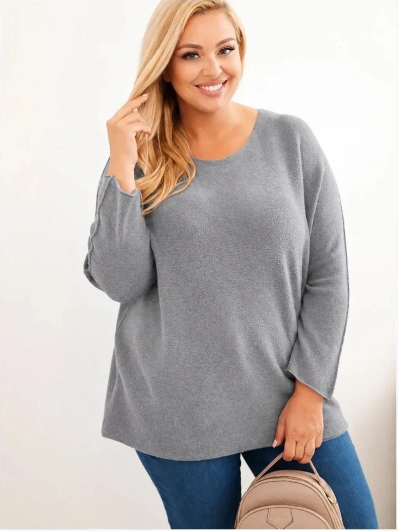 Dámsky sveter plus size s lodičkovým výstrihom grafitu