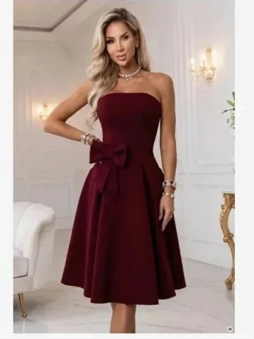692-3 NAYA Elegantné korzetové midi šaty bez ramienok s mašľou - bordó