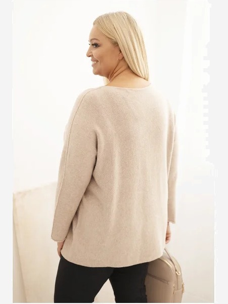 Dámsky sveter plus size s lodičkovým výstrihom tmavobéžový
