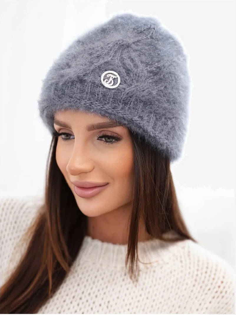 Čiapka dámska ažúrová s prídavkom viskózy a ozdobou tmavosivá