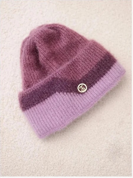 Čiapka dámska beanie rebrovaná s ozdobou tmavoružová+fialový