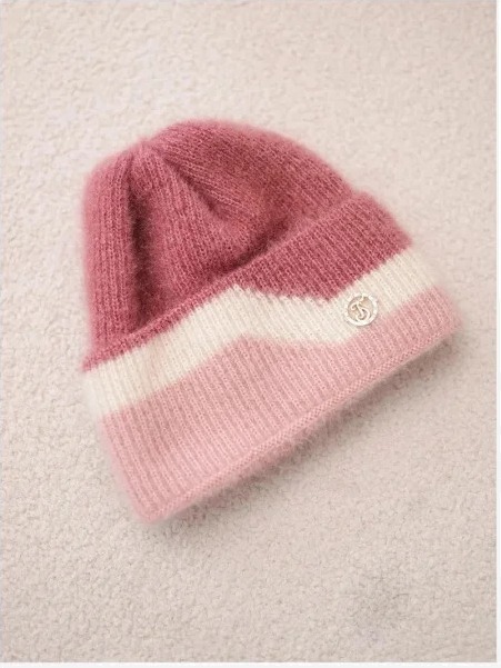 Čiapka dámska beanie rebrovaná s ozdobou tmavoružová+prášok