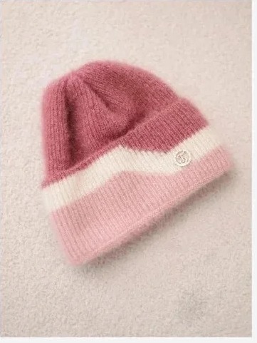 Čiapka dámska beanie rebrovaná s ozdobou tmavoružová+prášok