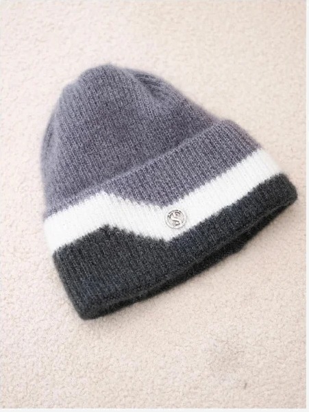 Čiapka dámska beanie rebrovaná s ozdobou tmavosivá+grafitu