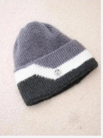 Čiapka dámska beanie rebrovaná s ozdobou tmavosivá+grafitu