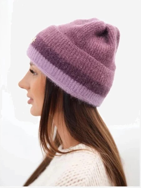 Čiapka dámska beanie rebrovaná s ozdobou tmavoružová+fialový