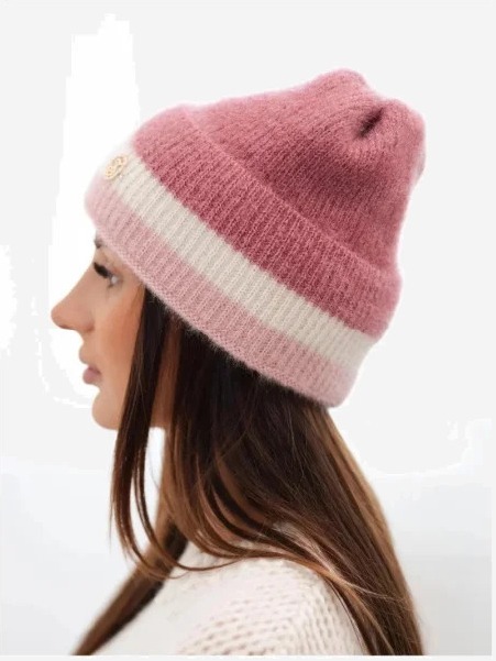 Čiapka dámska beanie rebrovaná s ozdobou tmavoružová+prášok