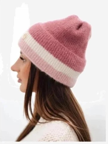Čiapka dámska beanie rebrovaná s ozdobou tmavoružová+prášok