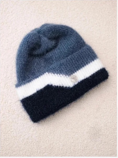 Čiapka dámska beanie rebrovaná s ozdobou džínsy+námornícka modrá