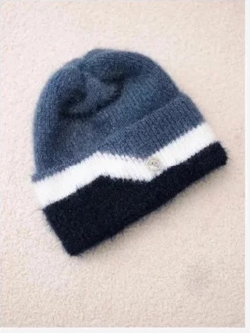 Čiapka dámska beanie rebrovaná s ozdobou džínsy+námornícka modrá