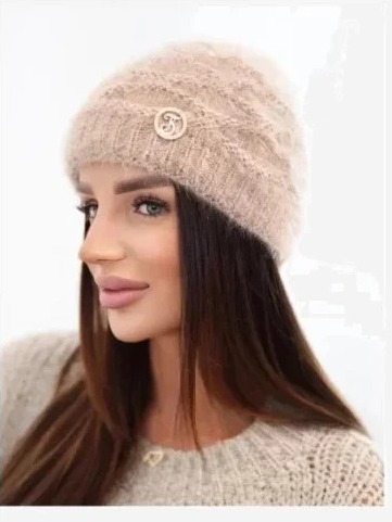Čiapka dámska nadýchaná s ozdobným emblémom Camel