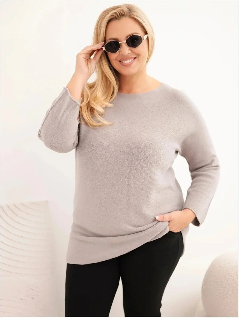 Dámsky sveter plus size s lodičkovým výstrihom Capuccino