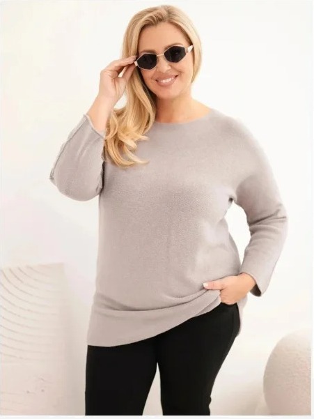 Dámsky sveter plus size s lodičkovým výstrihom Capuccino