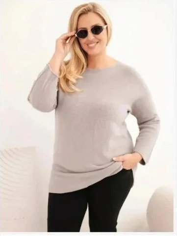Dámsky sveter plus size s lodičkovým výstrihom Capuccino