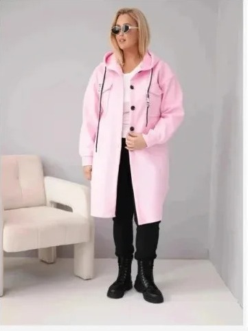 Dámsky kabát Plus Size s kapucňou zapínaný na gombíky cukríková ružová