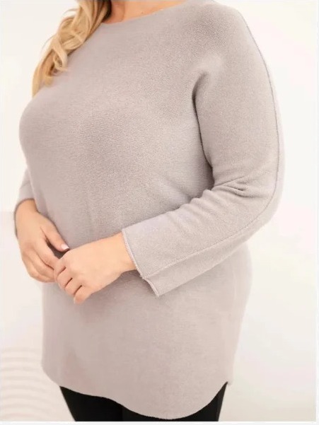 Dámsky sveter plus size s lodičkovým výstrihom Capuccino