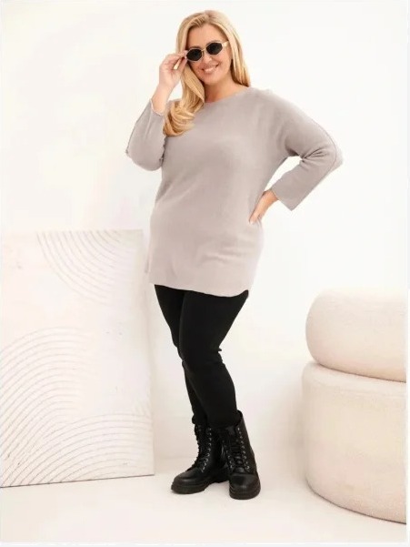 Dámsky sveter plus size s lodičkovým výstrihom Capuccino