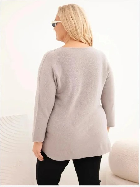 Dámsky sveter plus size s lodičkovým výstrihom Capuccino