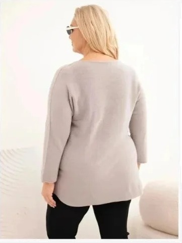 Dámsky sveter plus size s lodičkovým výstrihom Capuccino