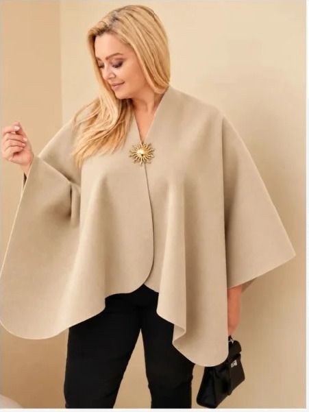 Dámske pončo plus size s brošňou svetlá camel farba