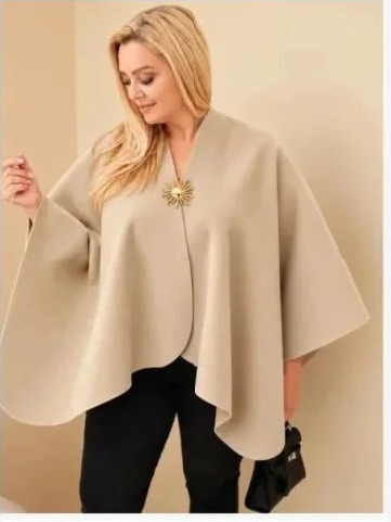 Dámske pončo plus size s brošňou svetlá camel farba