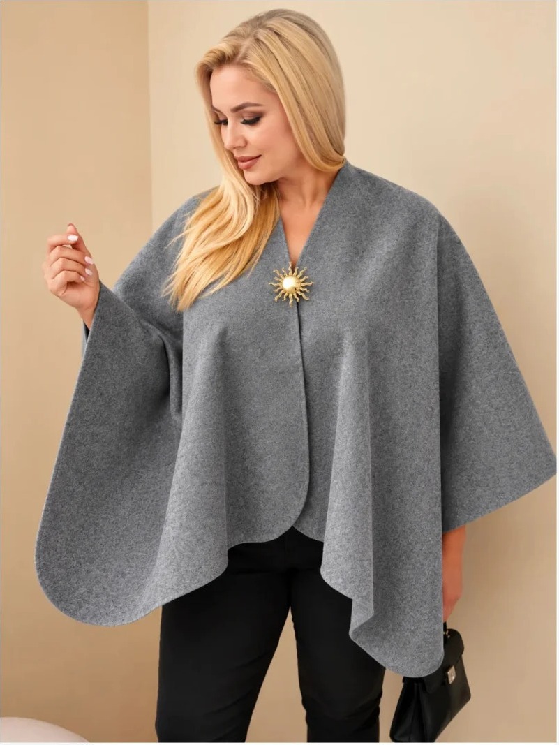 Dámske pončo plus size s brošňou grafitová